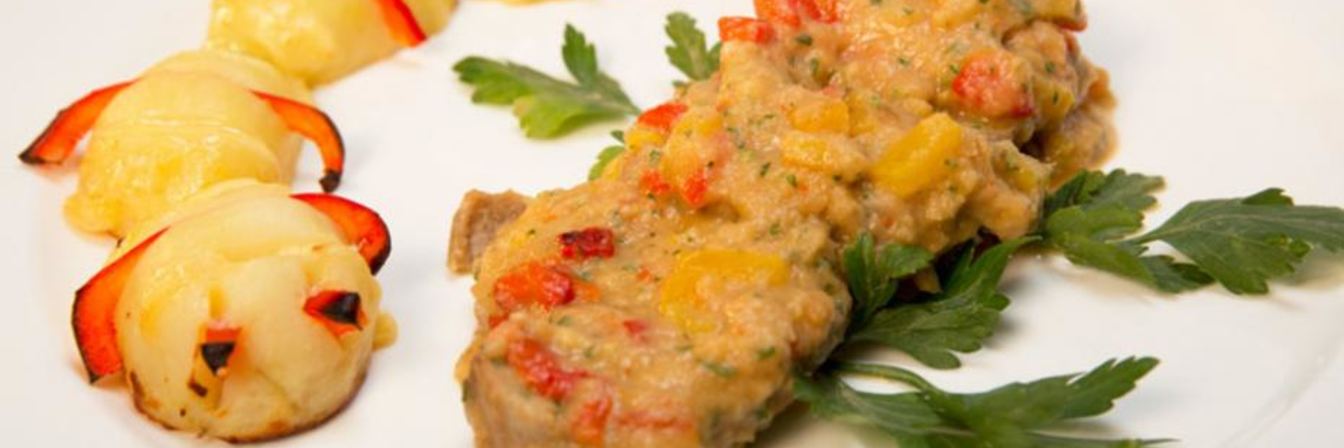 Запеченная свинина в овощной икре с картофелем