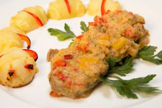 Запеченная свинина в овощной икре с картофелем