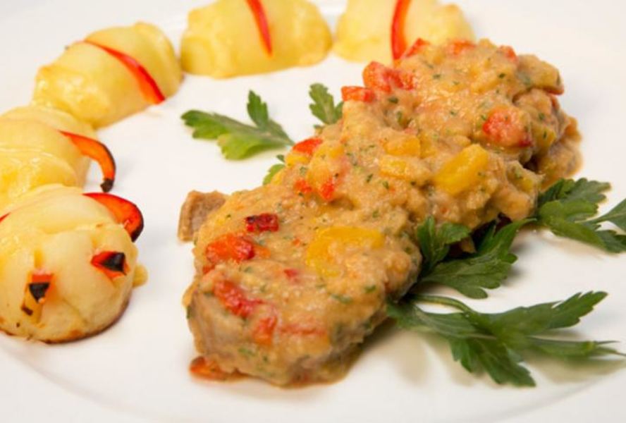 Запеченная свинина в овощной икре с картофелем