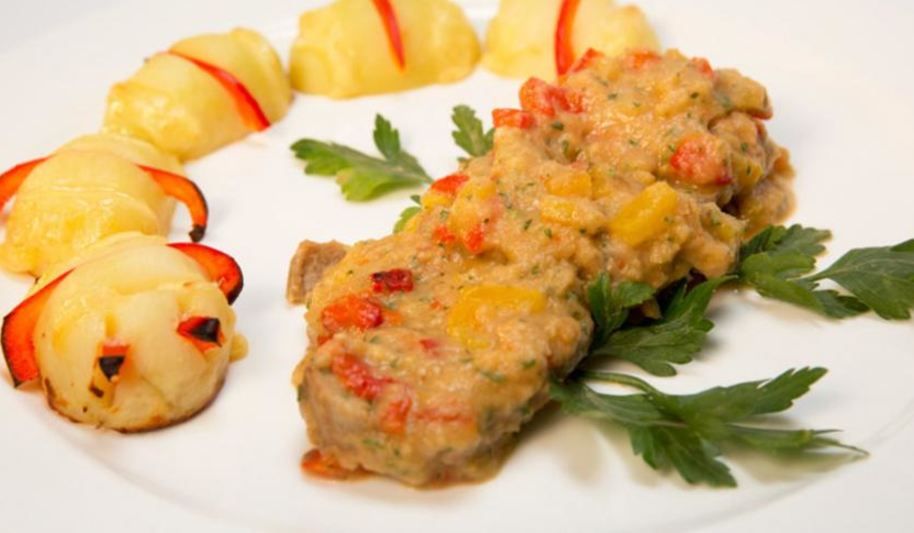 Рецепт запеченной свинины в овощной икре с картофелем