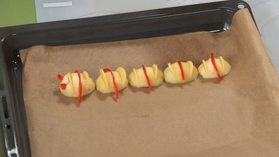 запеченная свинина в овощной икре с картофелем