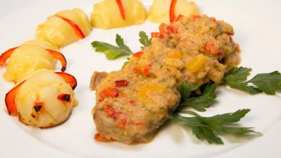 запеченная свинина в овощной икре с картофелем