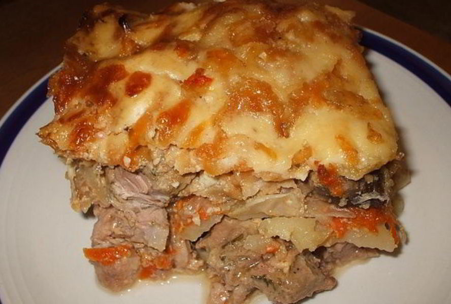 Запеченное мясо с овощами и грибами в духовке