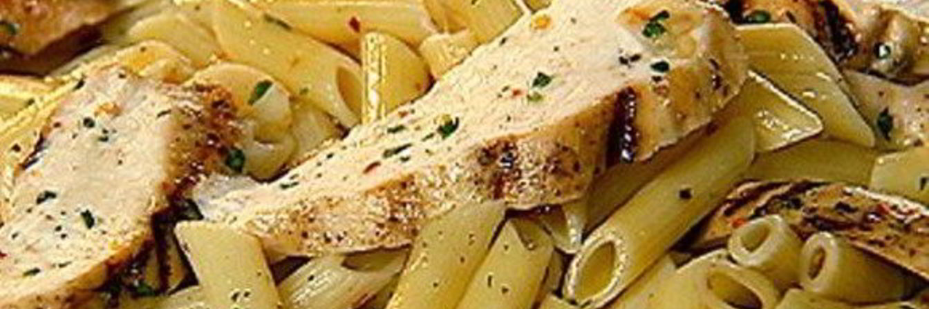 Жареная курица с макаронами и петрушкой