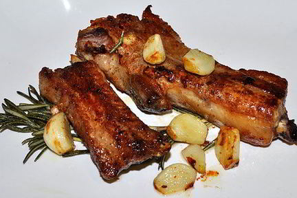 Жареные свиные ребрышки с чесноком