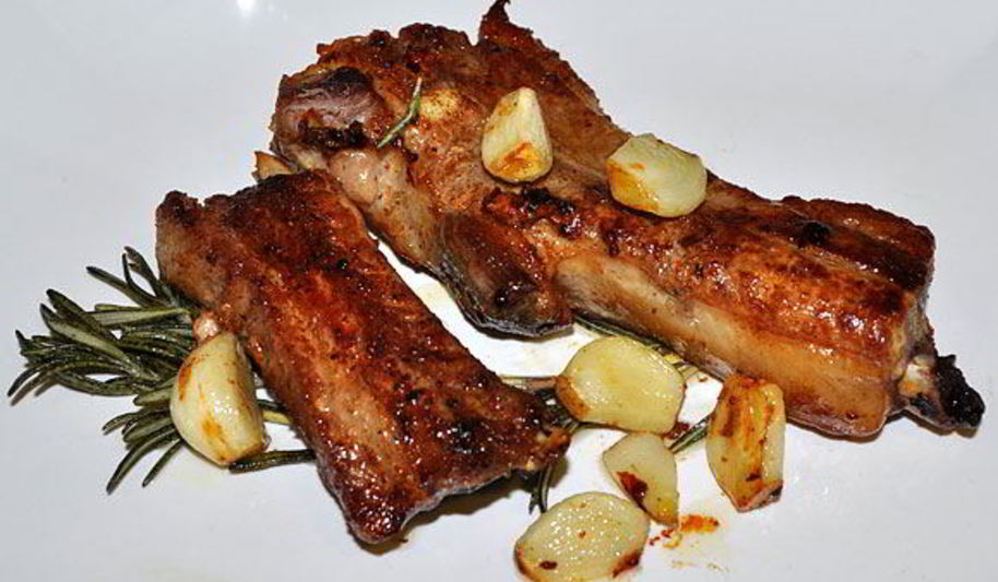 Рецепт жареных свиных ребрышек с чесноком