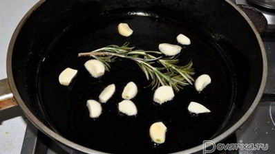 жареные свиные ребрышки с чесноком