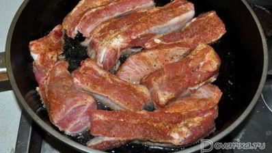 жареные свиные ребрышки с чесноком