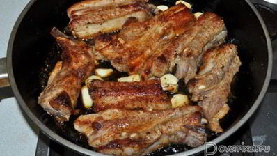 жареные свиные ребрышки с чесноком