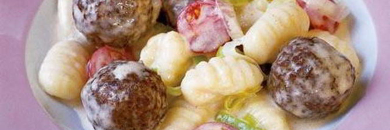 Ньокки с мясными шариками и помидорами