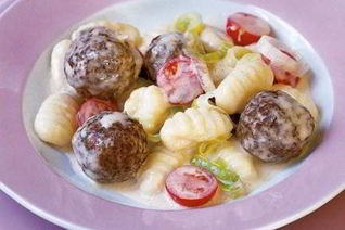 Ньокки с мясными шариками и помидорами