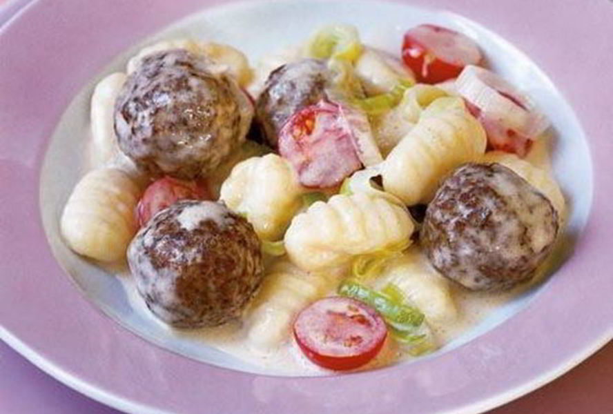 Ньокки с мясными шариками и помидорами