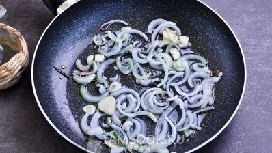 баклажаны тушеные с помидорами и чесноком