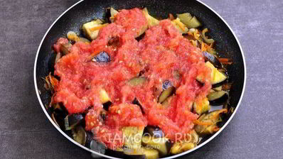 баклажаны тушеные с помидорами и чесноком