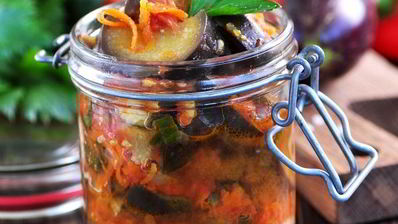 баклажаны тушеные с помидорами и чесноком