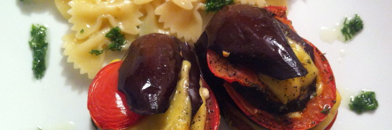 Баклажаны, запеченные с сыром фета и помидорами