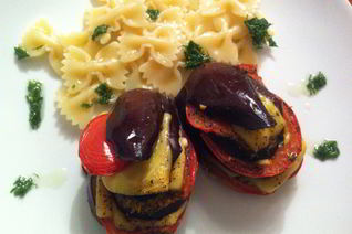 Баклажаны, запеченные с сыром фета и помидорами