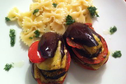 Баклажаны, запеченные с сыром фета и помидорами