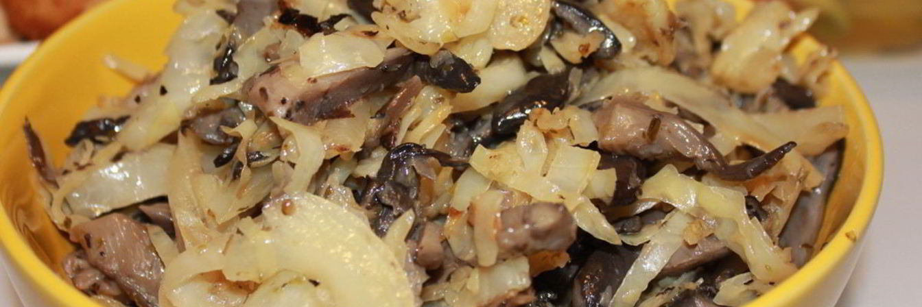 Белокочанная капуста, тушенная с вешенками