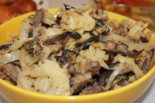 Белокочанная капуста, тушенная с вешенками