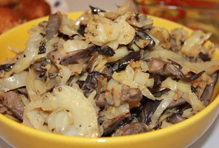 Белокочанная капуста, тушенная с вешенками