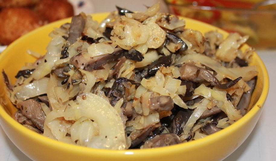 Рецепт белокочанной капусты, тушенной с вешенками