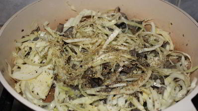 белокочанная капуста, тушенная с вешенками