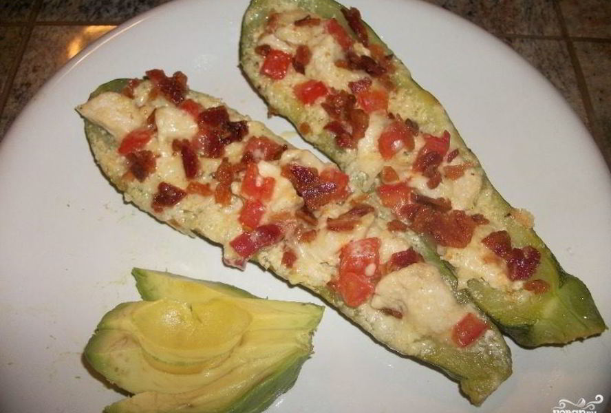 Кабачки, фаршированные курицей, в духовке
