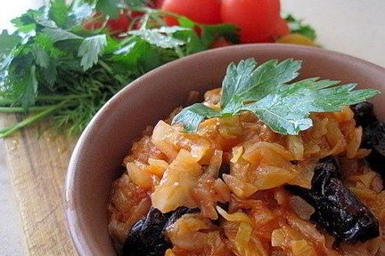 Капуста тушеная с черносливом
