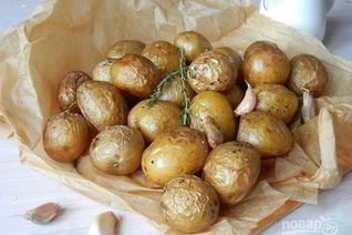 Картофель, запеченный с розмарином и чесноком