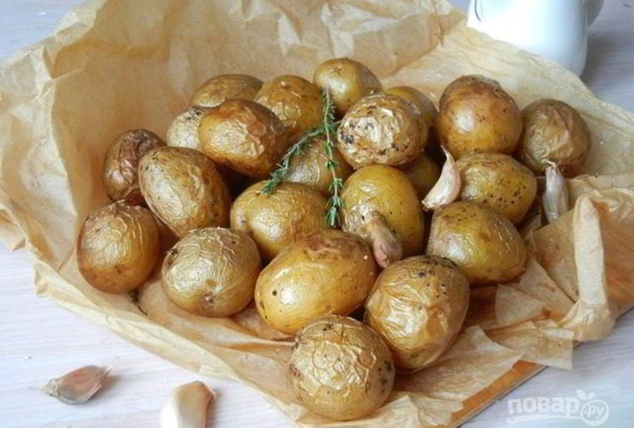 Картофель, запеченный с розмарином и чесноком