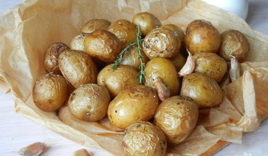 Рецепт картофеля, запеченного с розмарином и чесноком