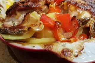 Картофельный гратен с курицей и белыми грибами