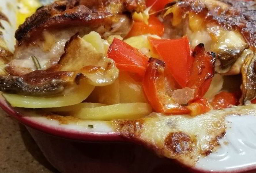 Картофельный гратен с курицей и белыми грибами