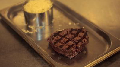 миньон из говядины с гратеном из цветной капусты