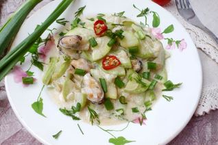 Молодой кабачок тушенный с мидиями и сметаной