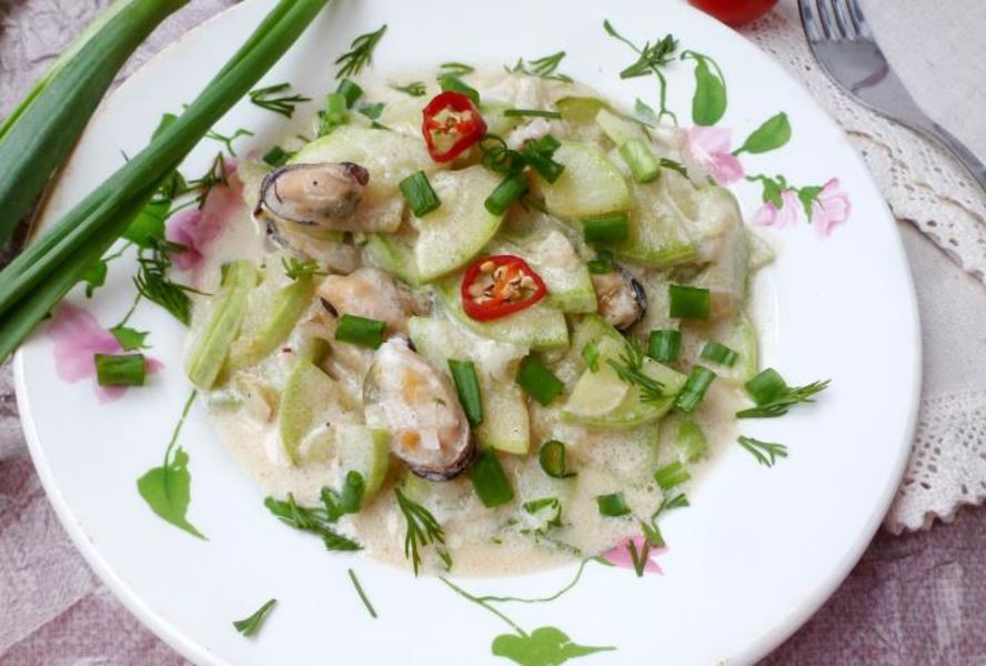 Молодой кабачок тушенный с мидиями и сметаной