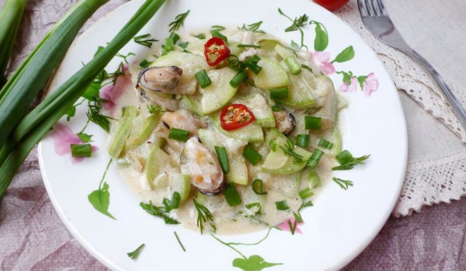 Рецепт молодого кабачка тушенного с мидиями и сметаной