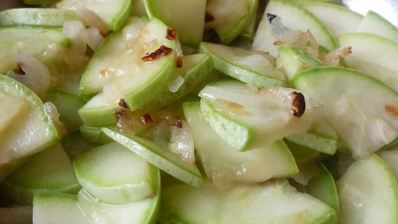 молодой кабачок тушенный с мидиями и сметаной