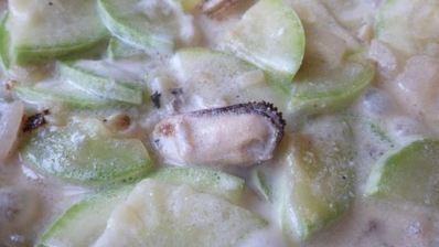 молодой кабачок тушенный с мидиями и сметаной