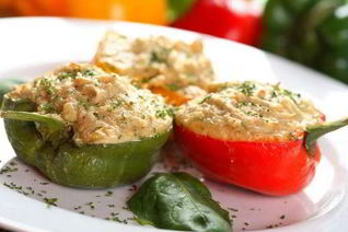 Перец фаршированный куриным филе и овощами