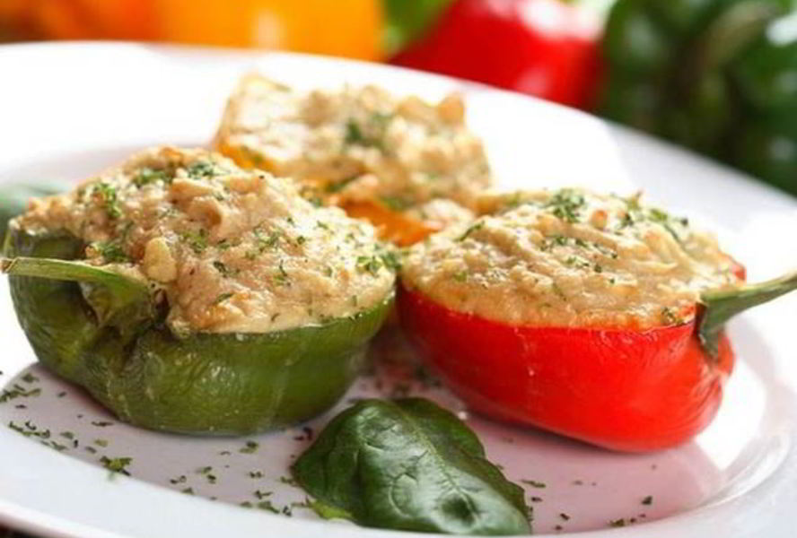 Перец фаршированный куриным филе и овощами