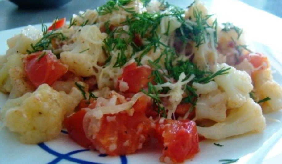 Рецепт цветной капусты с беконом и помидорами