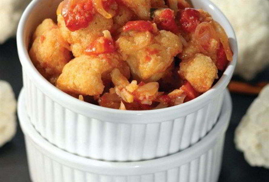 Цветная капуста, тушенная с томатами и корицей