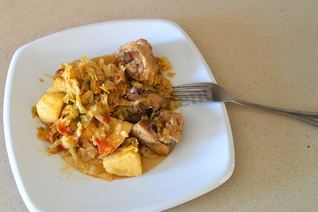 Тушеная капуста с картошкой и окорочками
