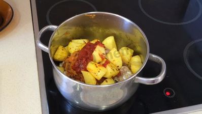 тушеная капуста с картошкой и окорочками