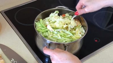 тушеная капуста с картошкой и окорочками