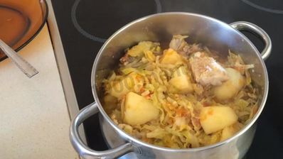 тушеная капуста с картошкой и окорочками