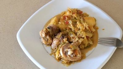 тушеная капуста с картошкой и окорочками