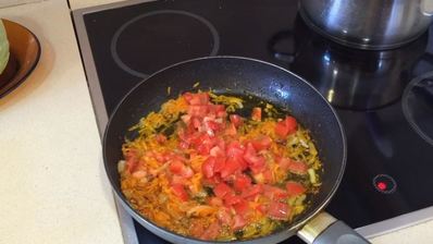 тушеная капуста с картошкой и окорочками